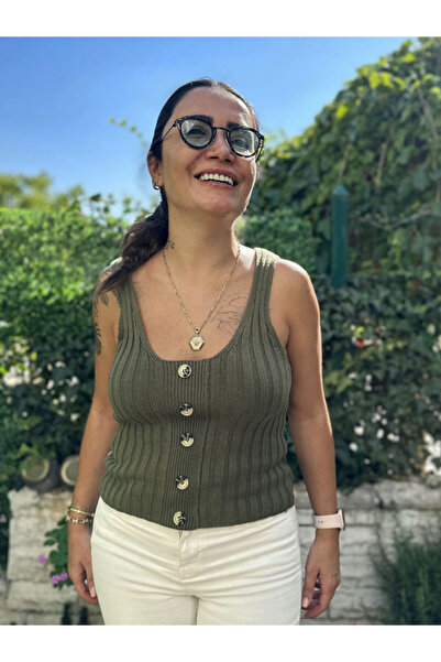 Burcu Özpıranga Yely Yeşil Düğme Detaylı Askılı Triko Bluz