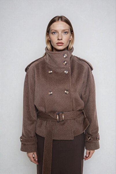 Vitrin Dik Yaka Kısa Kaşe Kaban