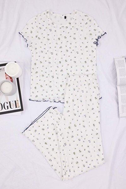 Trendyol Collection Weißes, geblümtes Baby-Pyjama-Set mit Overlock-Pointel-St...