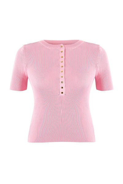 Trendyol Curve بلوزة تريكو قماش مجدّل من Wardrobe Essentials مع تفاصيل مزخرفة...