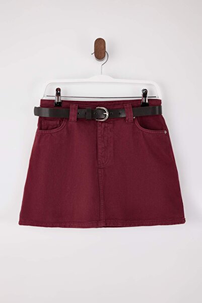 Trendyol Collection Burgunderfarbener Mini-Jeansrock mit Gürtel TWOSS26ET00005