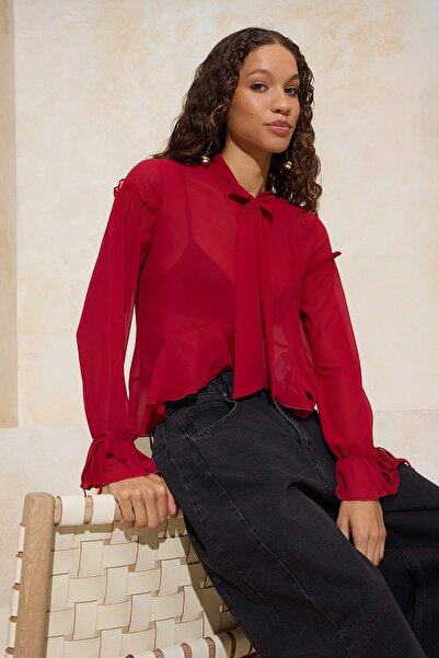 Trendyol Collection Rote, schalartige, vorne kurze, transparente Chiffonbluse...