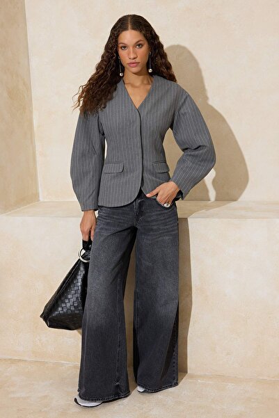 Trendyol Collection Grau gestreifte, detaillierte Ärmel, tailliert geschnitte...