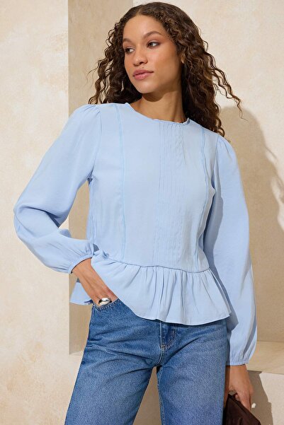 Trendyol Collection Babyblaue gewebte Bluse mit Accessoire-Details TWOAW26BZ0...