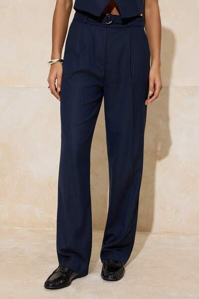 ترينديول كوليكشن بنطلون واسع الساق/واسع الساق ذو حزام أزرق داكن وخطوط منسوجة ...
