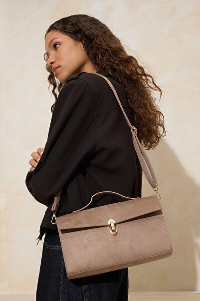 TRENDYOL SHOES Nerzfarbene Damen-Umhängetasche aus Wildleder mit Schnallendet...