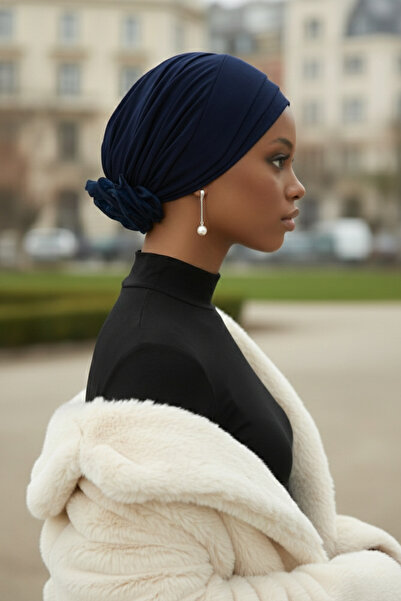 fidan bone حجاب جاهز من الأورجانزا باللون الأزرق الداكن مع زهور على الظهر، من...