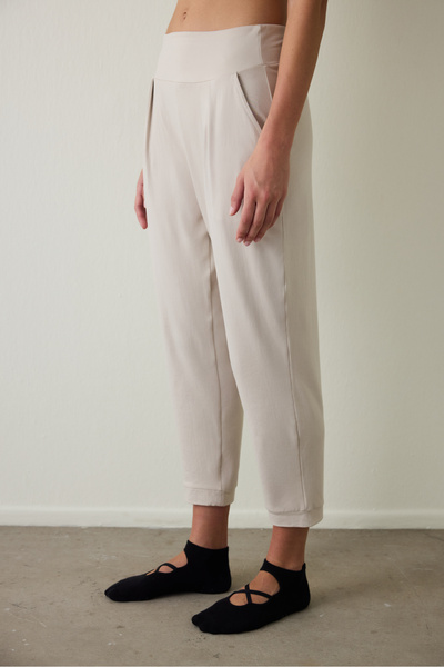 Penti Beigefarbene knöchellange Yogahose mit hoher Taille