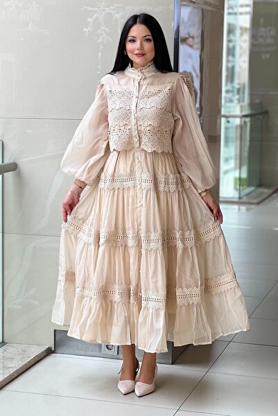 Mahal فستان مزين بالشريط متعدد الطبقات