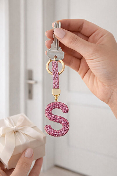 FA LORA TAKI S Harfi Pembe Taşlı Anahtarlık – VIP Seri Çanta Charmı