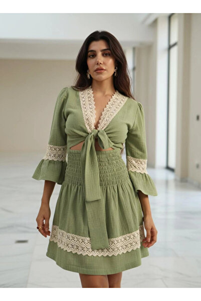 Su Koleksiyon فستان قصير بوهيمي من الموسلين مع تفاصيل دانتيل إندوليس وربطة عنق