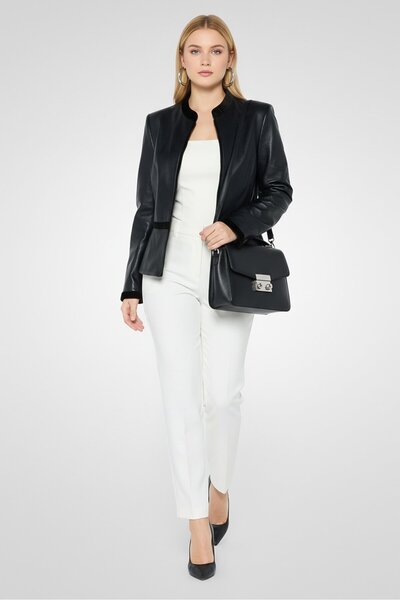 Emporio Armani سترة نسائية طويلة الأكمام للدراجات النارية، باللون الأسود