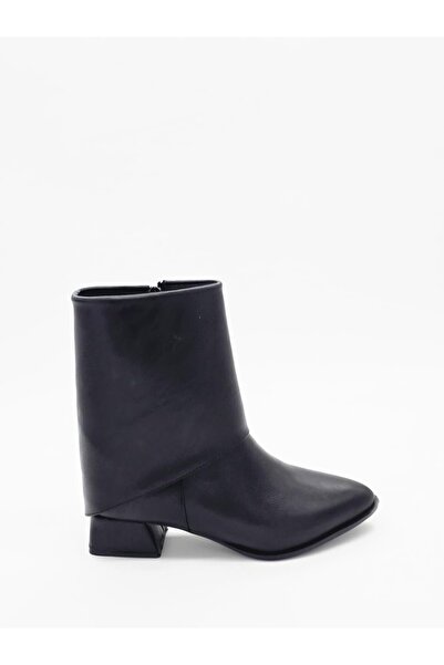 Luvesta Shoes حذاء غربي بكعب قصير باللون الأسود