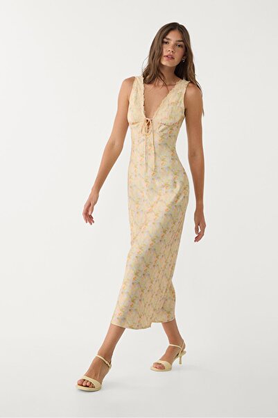 Stradivarius Dantel detaylı saten yüzeyli midi elbise