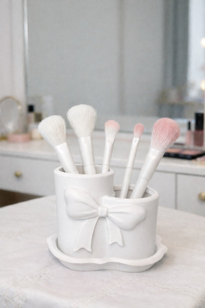 Vescarri منظم ذو قسمين مع تفاصيل على شكل فيونكة - حامل لفرشاة المكياج وحاوية ...