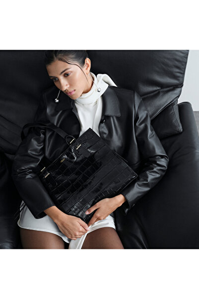 Desa Women's Black Crocodile Printed Leather Shoulder Bag with Wallet Accesso...