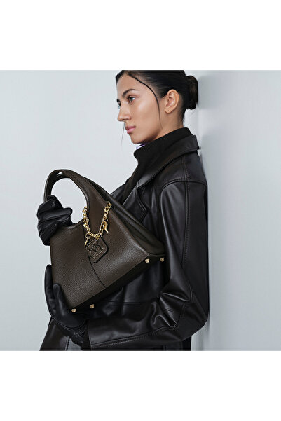 Desa حقيبة يد نسائية من الجلد مع إكسسوارات باللون البني