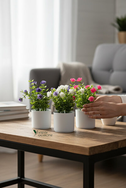 YAPAY ÇİÇEKÇİNİZ مجموعة من 3 زهور صناعية في أواني بيضاء صغيرة