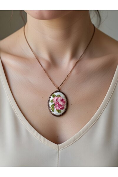 EL YAPIMI KANAVİÇE NAKIŞLI KOLYE-OTANTİK TASARIM