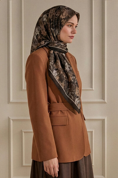 SilkTouch وشاح موسلين منقوش عليه زهرة الليل باللون البني