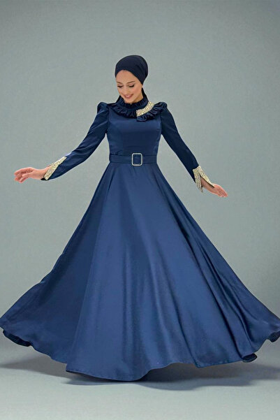 Bym Fashion Abendkleid aus Satin – Rüschen, Gürtel mit Steinverzierung, Marin...