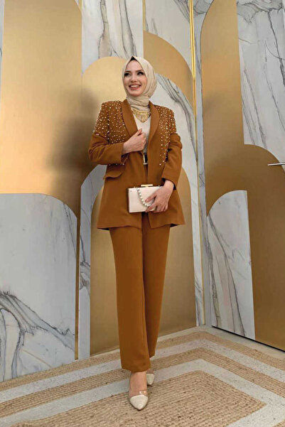 Bym Fashion طقم جاكيت وبنطلون مزين باللؤلؤ 8406 تان