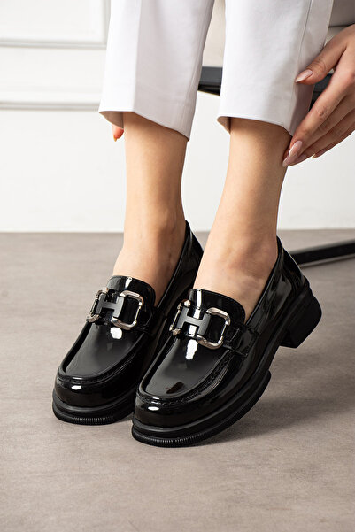 guijarro Pantofi mocasini pentru femei cu cataramă H din piele lacuită neagră...