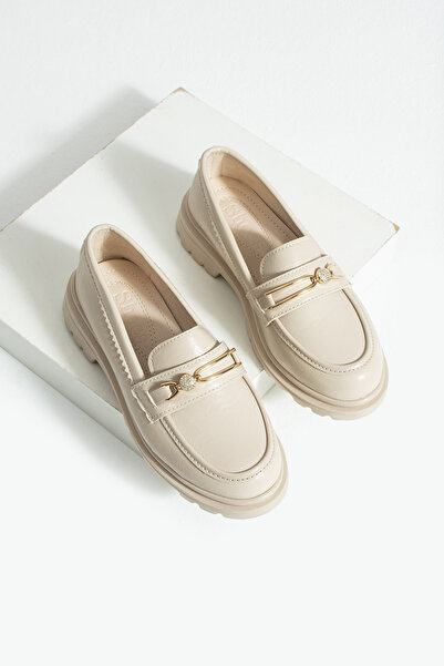 guijarro Kadın Bej Mat Rugan Taşlı Zincir Detaylı Kalın Tırtıklı Taban Loafer...