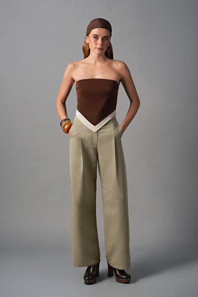 Quzu بلوزة قصيرة بدون حمالات مع جيب في الخلف باللون البني