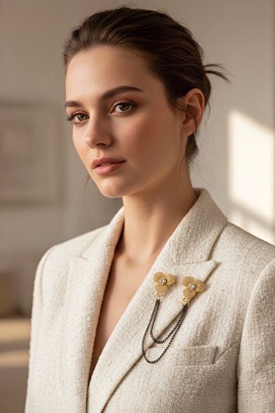 model aksesuar Yonca Taş Işlemeli Zincirli Yaka Broş