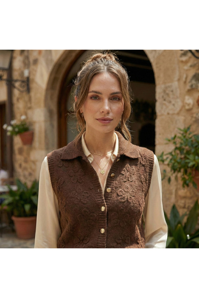 Qoolest Kadın Yünlü Kahverengi Yakalı Kabartma Desenli Yünlü Düğmeli Triko Yelek