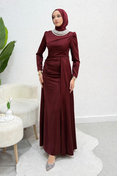 Tesettür Diyarı فستان سهرة من الساتان مع ذيل وقلادة لؤلؤ - لون بورجوندي