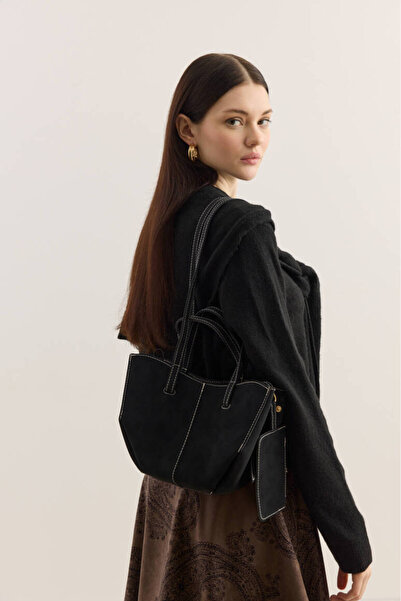 podyumgiyim حقيبة بتفاصيل خياطة من الجلد السويدي باللون الأسود