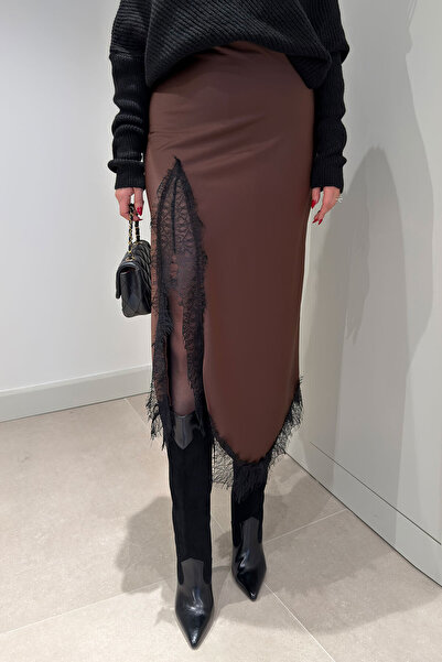 MAGARDE Fusta din satin cu tăietură asimetrică și detaliu din dantelă - MARO