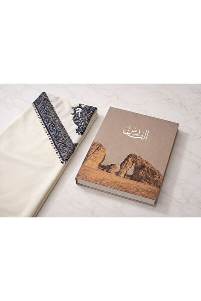 Knight The knight's winter shemagh is embroidered in a slightly off-white color.