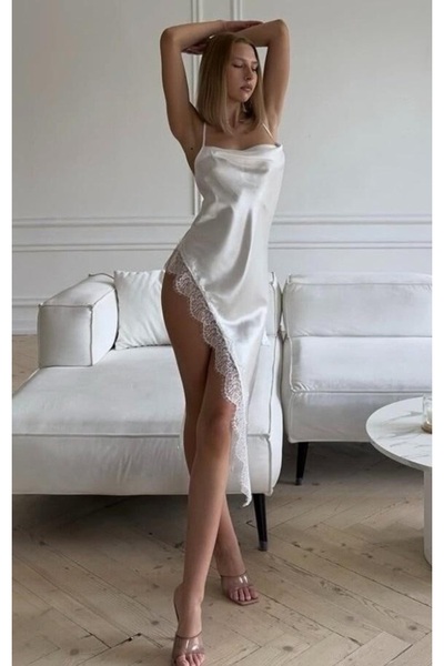 Bleu Petite Γυναικείο νυχτικό από σατέν με λεπτομέρεια από δαντέλα με σκίσιμο