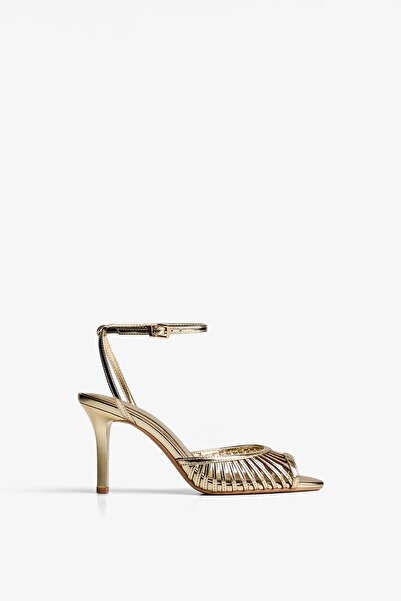 Bershka أحذية بكعب عالٍ مع فتحات