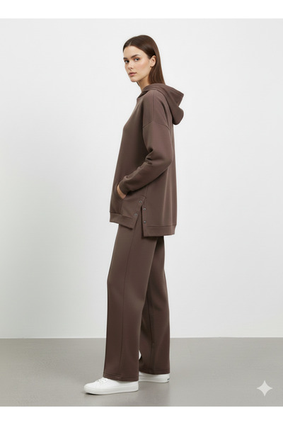 soft&basic طقم سويت شيرت وبنطلون مضلع بتفاصيل كبس على الجوانب موديل بغطاء رأس