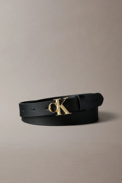 Calvin Klein حزام جلدي نسائي بإبزيم معدني وشعار العلامة التجارية باللون الأسو...