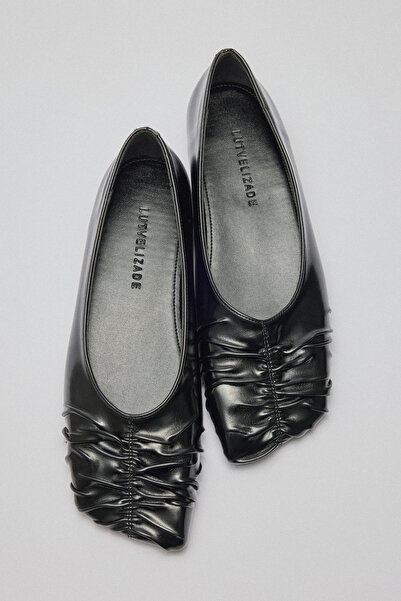 LUTVELIZADE Babet 2601 - Küt Burun Büzgülü Siyah Kadın Babet