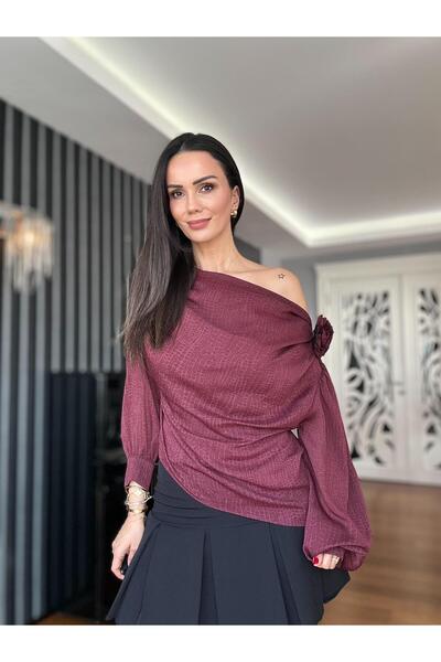 Atelier Derin Burgundija bluza sa otvorenim ramenima i cvetnom brošom