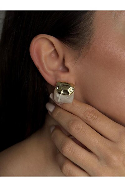 Luseda أقراط مربعة حديثة بتفاصيل ذهبية وبيضاء