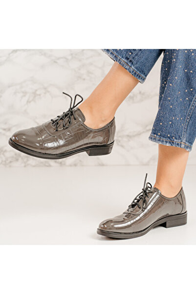 Sofia Store Women's casual shoes made of patent leather with Kortney pattern