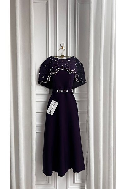 ABRARYZ A dress with a veil adorned with pearls