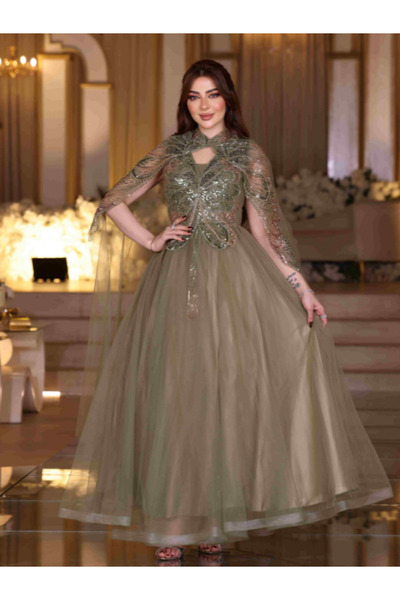TREN فستان سهرة فاخر من التول بلون الزيتون الأخضر مع عباءة مطرزة وزخارف كريست...