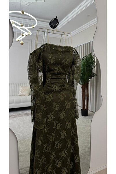 ainaqat aljawhara Heba's dress