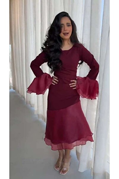 leon A stunning midi dress in an elegant burgundy color.