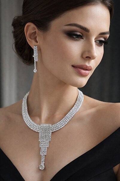 TAKIŞTIR طقم فستان سهرة فضي اللون مع تفاصيل حجرية