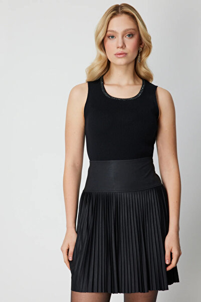 ON TRİKO Sleeveless Knit Sweater with Stone Collar 65394