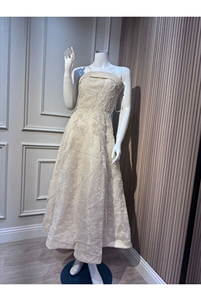 ainaqat aljawhara Laila's dress